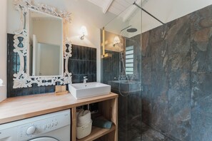 Shower, hair dryer, towels