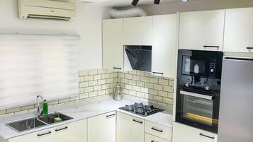 Kjøleskap, mikrobølgeovn, ovn og kokeplater