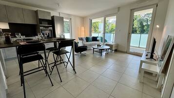 Kjøleskap, mikrobølgeovn, ovn og oppvaskmaskin