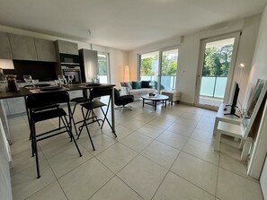 Jääkaappi, mikroaaltouuni, uuni, astianpesukone