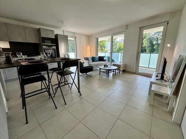 Kühlschrank, Mikrowelle, Ofen, Geschirrspüler