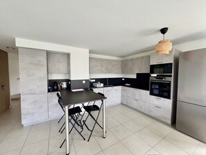 Refrigerador, microondas, horno y lavavajillas 