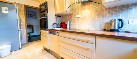 Kühlschrank, Mikrowelle, Ofen, Geschirrspüler