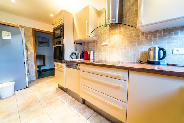 Kühlschrank, Mikrowelle, Ofen, Geschirrspüler