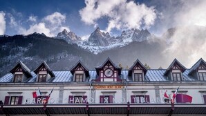 En bygning med et skilt der viser 'CHAMONIX - MONT - BLANC' og et flag.