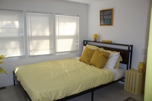 5 habitaciones, escritorio y tabla de planchar con plancha 