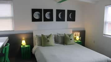 5 quartos, escrivaninha, ferros/tábuas de passar roupa, berço de viagem