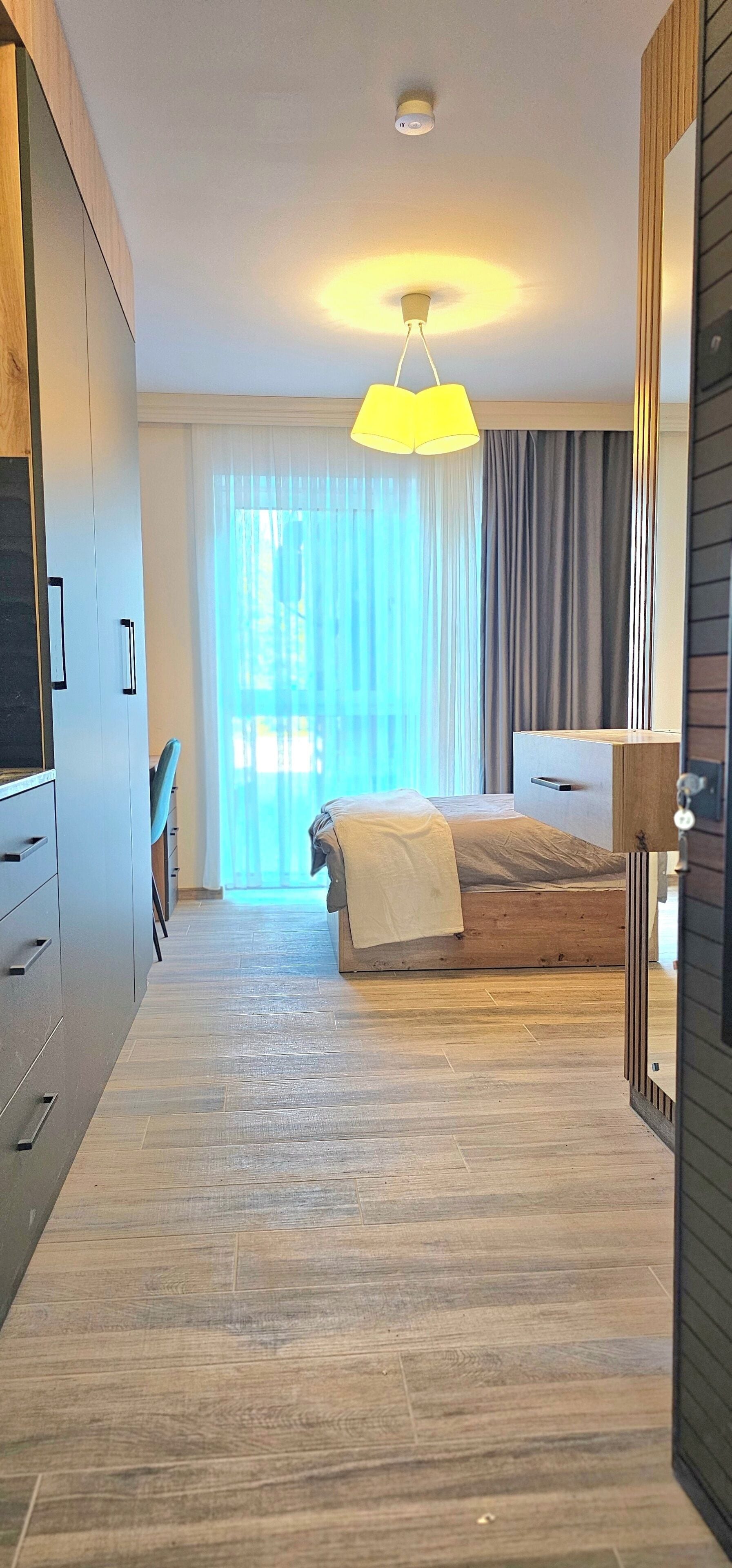 Quarto solteiro luxo | Escrivaninha, espaço de trabalho para notebook, cortinas blackout