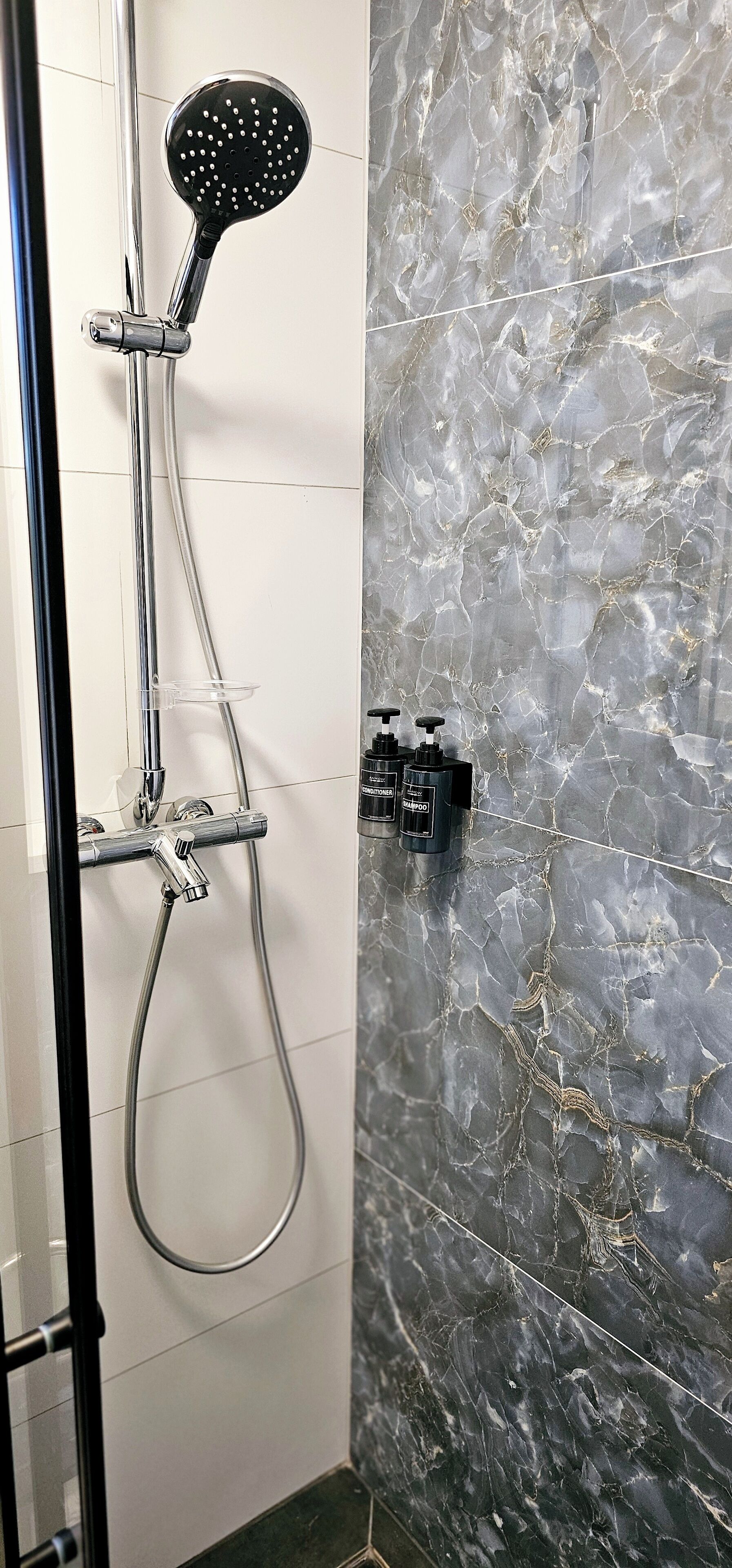 Dusche, kostenlose Toilettenartikel, Haartrockner, Hausschuhe