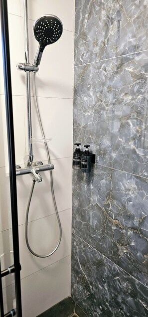 Shower, free toiletries, hair dryer, slippers - Hira Boarding Aparthotel (Dingolfing)