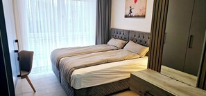 Desk, laptop workspace, blackout curtains, iron/ironing board - Hira Boarding Aparthotel (Dingolfing)