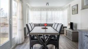 Dining - Luxury Holiday Home in Bantega With Harbour and Sloop (Bantega)