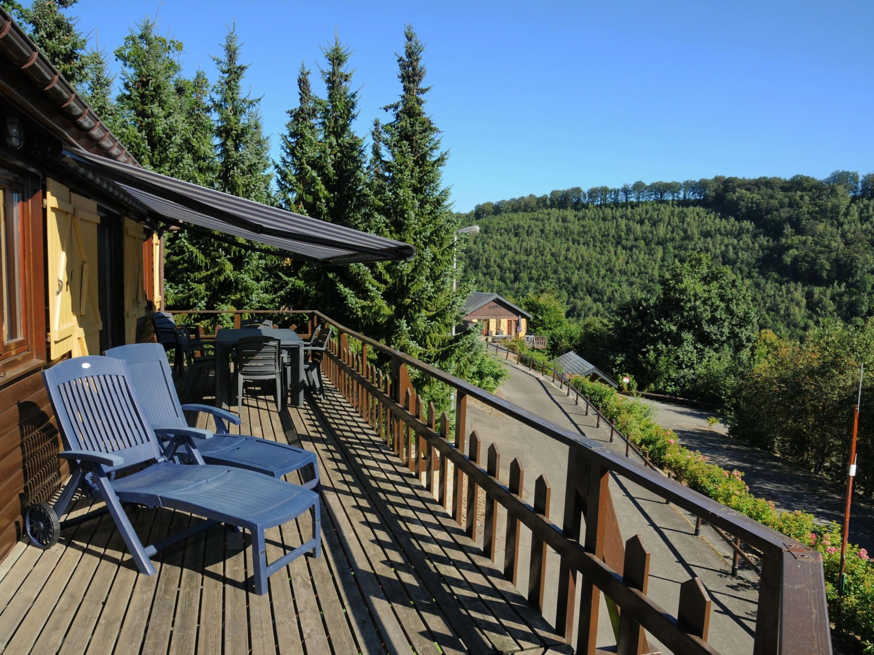 Nhà phong cách cổ điển, 4 phòng ngủ | Ban công