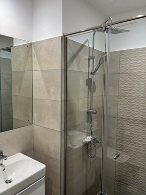 Ensemble baignoire-douche, articles de toilette (gratuits), savon