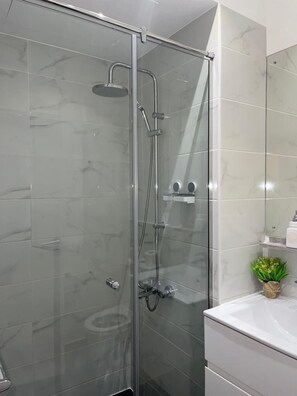 Combined shower/tub, free toiletries, soap, shampoo - Easy Stay at Embassy Gardens Apartment (Accra)