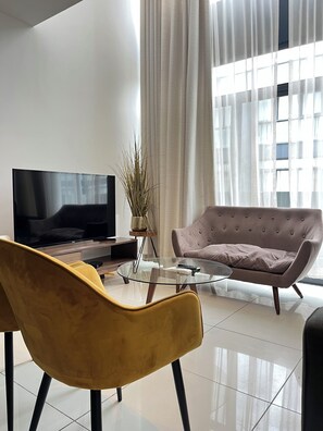 Duplex - 1 sovrum | Vardagsrum | 50-tums smart-tv med satellitkanaler
