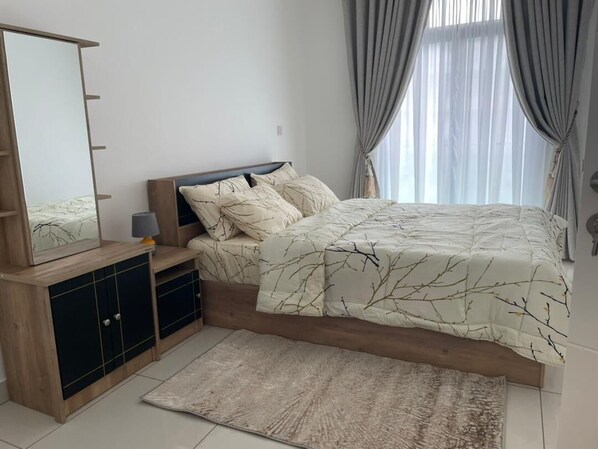 Duplex, 2 chambres, vue sur la piscine | Système d’insonorisation, fer et planche à repasser