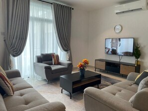 Duplex - 2 sovrum - utsikt mot poolen | Vardagsrum | 50-tums smart-tv med satellitkanaler