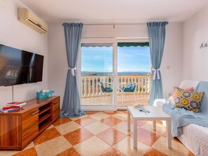 Living room - Splendid Apartment With Bubble Bath in Crikvenica Croatia (Crikvenica)