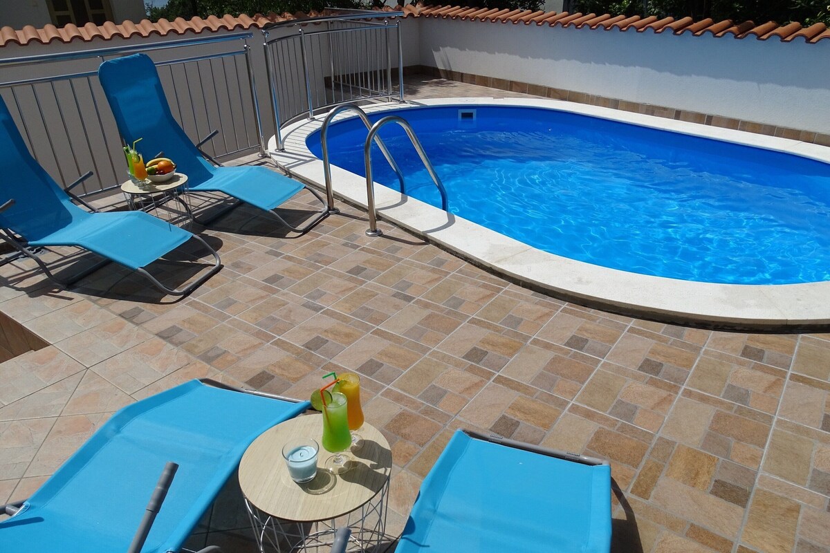 Apartamento de lujo, 3 habitaciones | Piscina | Una piscina cubierta