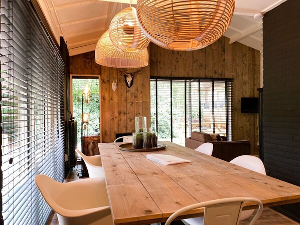 Casa conforto, 2 quartos | Sala de estar | Lareira