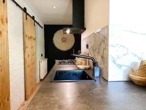 Klassiek huis, 2 slaapkamers | Privékeuken | Een koelkast, een microgolfoven, een oven, een vaatwasser