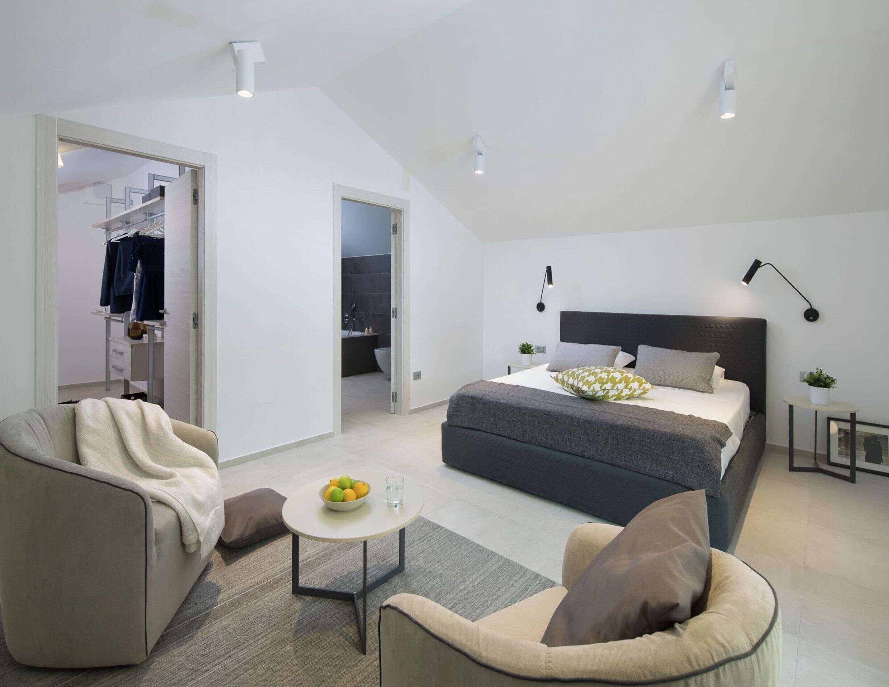 Classic-Apartment, 3 Schlafzimmer | 12 Schlafzimmer, individuell eingerichtet, Bettwäsche