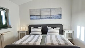 4 makuuhuonetta, yksilöllisesti kalustettu, vuodevaatteet