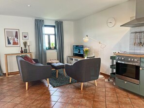 Classic Apartment, 2 Bedrooms | Dining
