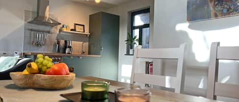 Wasserkocher mit Kaffee-/Teezubehör, Kühlschrank, Ofen, Wasserkocher