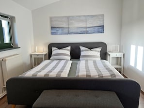 4 habitaciones, muebles diferentes y ropa de cama 
