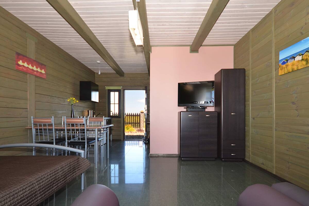 4 bedrooms, individually furnished, iron/ironing board, bed sheets