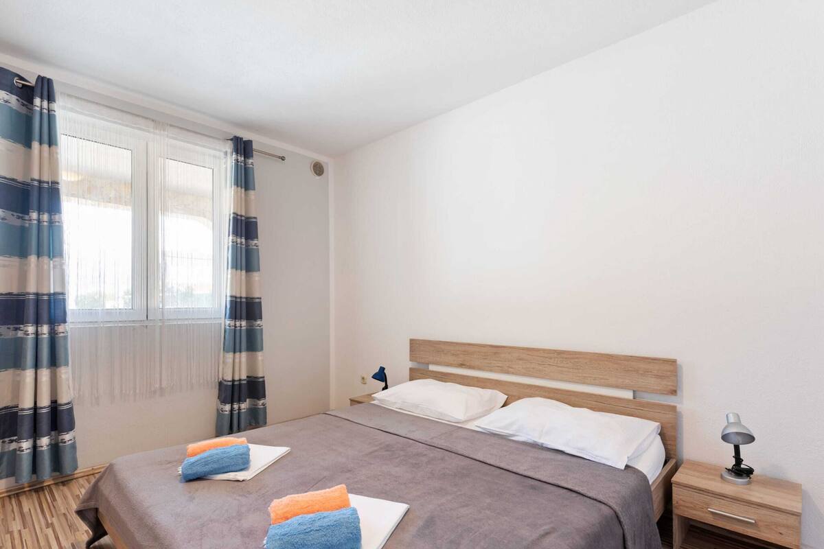 Departamento Deluxe, 3 habitaciones | 8 habitaciones, muebles diferentes y ropa de cama