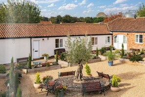 Terrace/patio - Low Barn in Bridlington (Sewerby)
