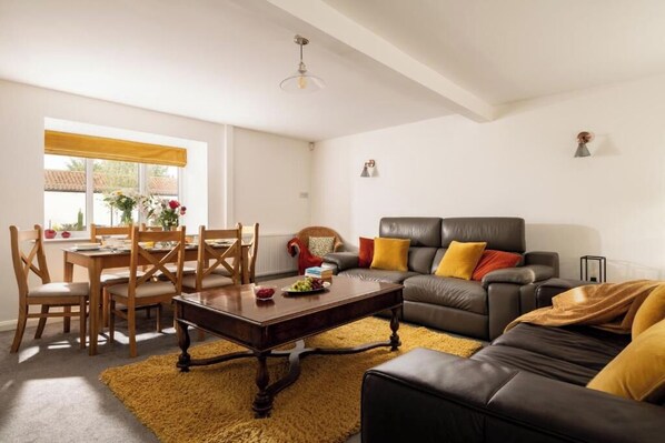 TV, fireplace - Low Barn in Bridlington (Sewerby)