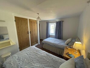 1 dormitorio, tabla de planchar con plancha, wifi y ropa de cama