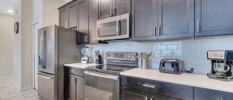 Réfrigérateur, micro-ondes, four, plaque de cuisson