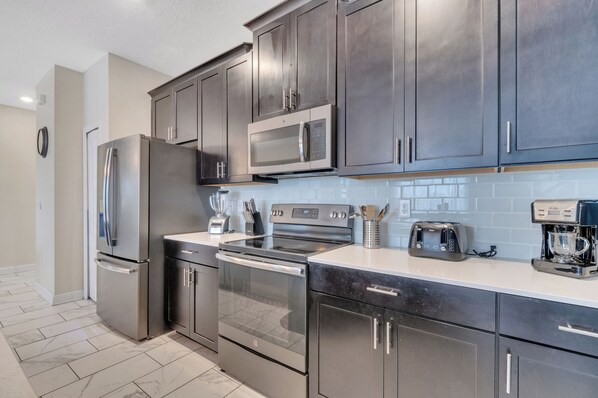 Kühlschrank, Mikrowelle, Ofen, Herdplatte