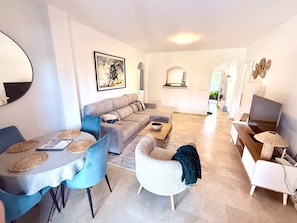 Living area - Coastal Apartment/pool/garden/kingbed/acon/freep (Estepona)
