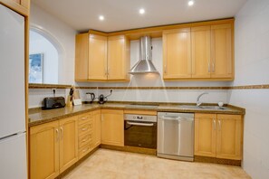 Appartamento | Cucina privata | Frigorifero, forno, piano cottura, lavastoviglie