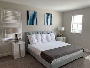 4 bedrooms, in-room safe, iron/ironing board, travel crib - 4 bed lakeside villa with private  pool set in exclusive gated community  (Haines City)