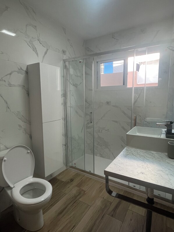 Toallas, jabón, papel de baño 