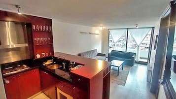 Deluxe Apartment | Private kitchen | Electric kettle, toaster