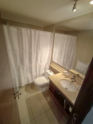 Deluxe Apartment | Bathroom