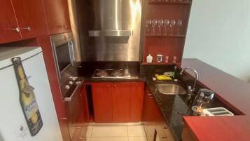 Deluxe Apartment | Private kitchen | Electric kettle, toaster