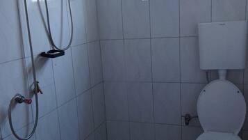 Serviettes fournies, savon, papier toilette