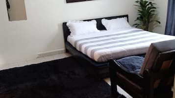 1 habitación, tabla de planchar con plancha, wifi gratis y ropa de cama