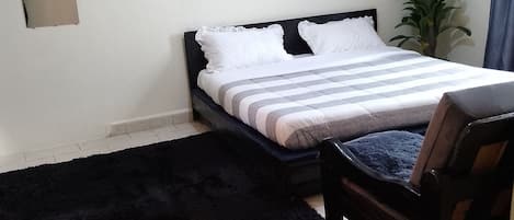 1 habitación, tabla de planchar con plancha, wifi gratis y ropa de cama