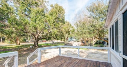 Authentic 1940's renovated Folly cottage!