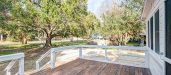 Authentic 1940's renovated Folly cottage!